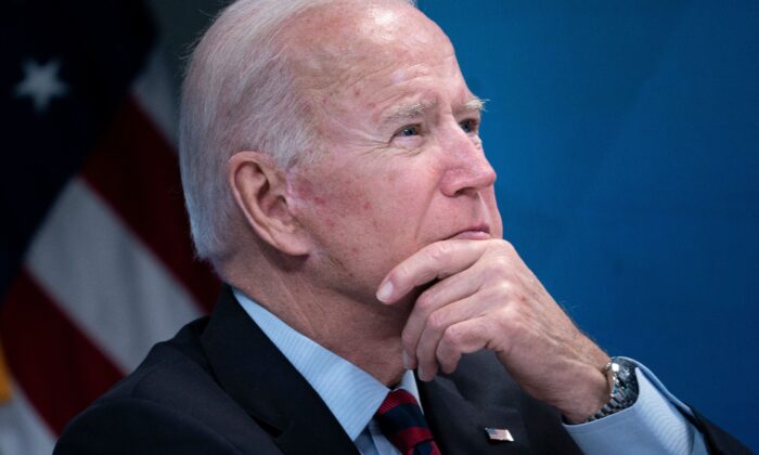 El presidente Joe Biden escucha durante una sesión informativa virtual sobre el huracán Ida desde las instalaciones de la Casa Blanca, en Washington, el 30 de agosto de 2021. (Brendan Smialowski/AFP a través de Getty Images)