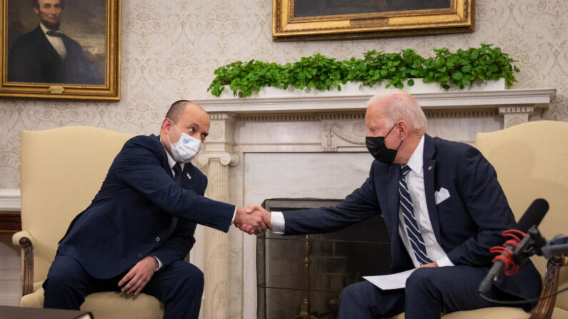 El presidente Joe Biden se reúne con el primer ministro israelí Naftali Bennett en el Despacho Oval de la Casa Blanca en Washington, el 27 de agosto de 2021. (Sarahbeth Maney-Pool/Getty Images)