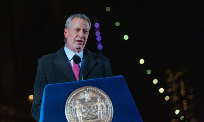 El alcalde de Nueva York, Bill de Blasio, habla durante un evento en Brooklyn (Nueva York) el 14 de marzo de 2021. (Kevin Hagen/POOL/AFP vía Getty Images)