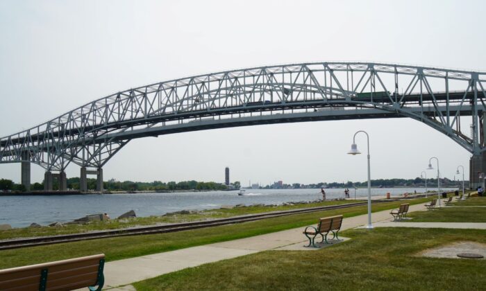 Una vista del puente Blue Water que conecta Estados Unidos (derecha) y Canadá (izquierda) en la ciudad fronteriza estadounidense de Port Huron, Michigan, el 11 de agosto de 2021 (Steven Kovac/Epoch Times)
