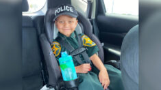 Niño que superó el cáncer se convierte en policía honorario: «La sonrisa en su cara no tiene precio»