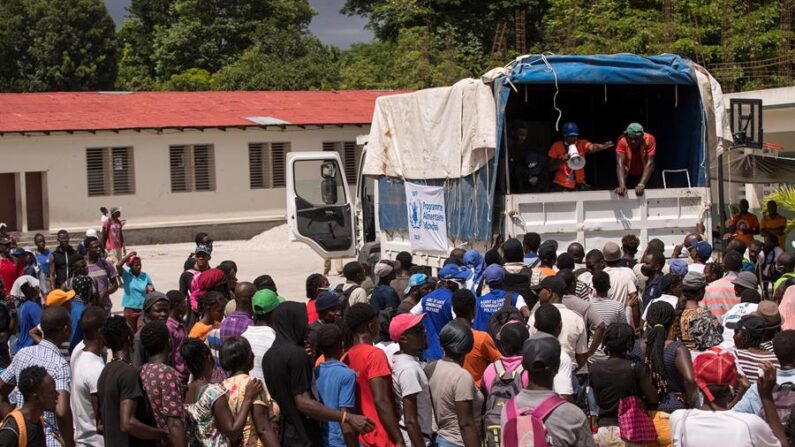 Personas esperan para recibir comida que repartiría el Programa Mundial de Alimentos, el 20 de agosto de 2021 en Camp Perrin (Haití). EFE/ Orlando Barría
