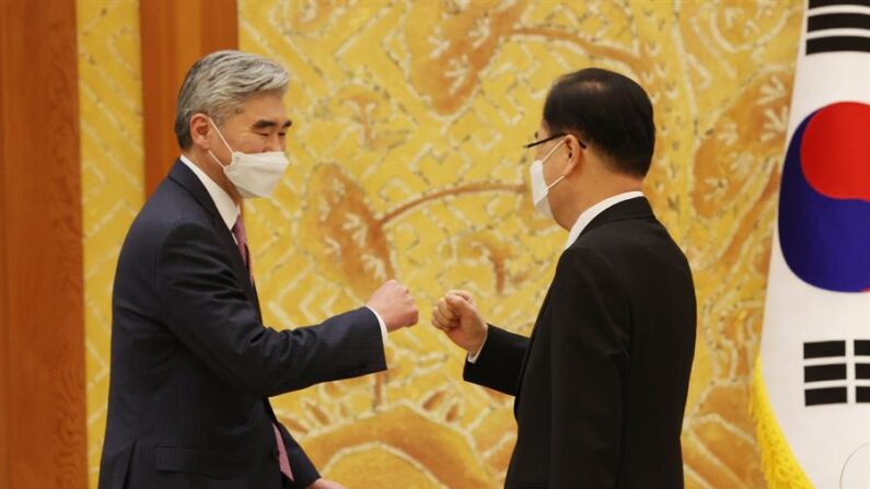 El Ministro de Relaciones Exteriores de Corea del Sur, Chung Eui-yon (i), saluda a Sung Kim, actual enviado especial de Estados Unidos para Corea del Norte. EFE/EPA/YONHAP
