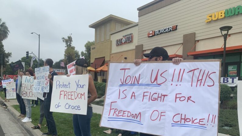 Los trabajadores médicos de primera línea de California realizan protestas simultáneas contra la orden de vacunación obligatoria del gobierno en Kaiser Permanente-Riverside Medical Center en Riverside, California, el 21 de agosto de 2021. (Linda Jiang/The Epoch Times)