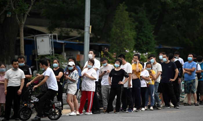 La gente hace cola para hacerse la prueba de COVID-19 en un centro de pruebas en Beijing, China, el 5 de agosto de 2021. (Noel Celis/AFP vía Getty Images)