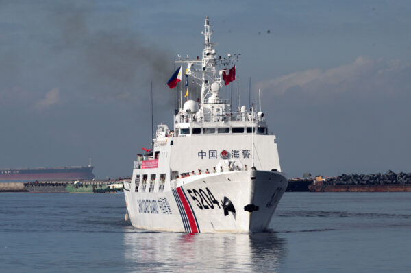 Un barco de la guardia costera china se prepara para anclar en el puerto de Manila para una escala portuaria el 14 de enero de 2020. (AFP vía Getty Images)