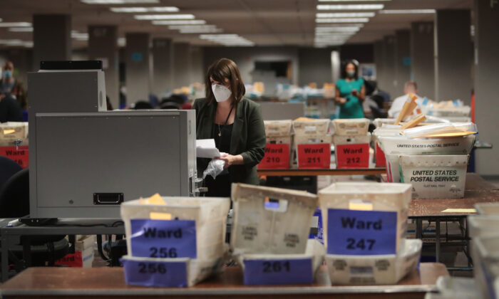 Claire Woodall-Vogg, directora ejecutiva de la comisión electoral de Milwaukee, recoge el recuento de los votos en ausencia de una máquina de votación en Milwaukee, Wisconsin, el 4 de noviembre de 2020. (Scott Olson/Getty Images)