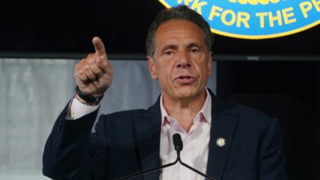 Ordenan a Andrew Cuomo devolver el dinero que ganó con libro sobre la pandemia del COVID-19