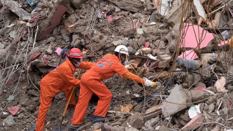 Rescatistas trabajan en labores de búsqueda y rescate de víctimas y/o sobrevivientes del terremoto que sacudió al país el sábado 14 de agosto de 2021, el 17 de agosto de 2021, en Les Cayes (Haití). EFE/Orlando Barría