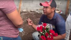 Albañil hondureño realiza romántica propuesta de matrimonio en plena obra: «Quiero ordenar mi vida”