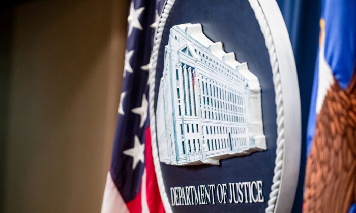 El logo del Departamento de Justicia en la sala de prensa del Departamento de Justicia, en Washington, el 5 de diciembre de 2019. (Samuel Corum/Getty Images)