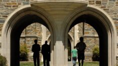 Universidad de Duke refuerza restricciones tras aumento de COVID-19 en campus con mayoría vacunada