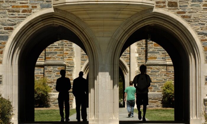 En esta foto de archivo tomada en 2006, los estudiantes pasan bajo los arcos de la Universidad de Duke en Durham, Carolina del Norte. (Sara D. Davis/Getty Images)