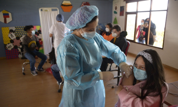 Una adolescente recibe la vacuna Pfizer-BioNTech contra el COVID-19, en la Fundación Cecilia Rivadeneira, en Quito, el 21 de julio de 2021. (RODRIGO BUENDIA/AFP vía Getty Images)