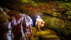 Sorprendentes fotos de cueva británica de diversos colores que se cree que tiene poderes curativos