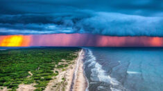 Fotógrafo captura un tempestuoso y sublime atardecer “sobre la tierra y el mar” en Carova Beach