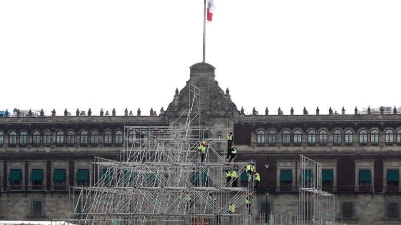 Personal del gobierno capitalino trabaja en la construcción de una maqueta gigante, el 29 de julio de 2021, en la explanada del Zócalo de la Ciudad de México (México). EFE/ Mario Guzmán