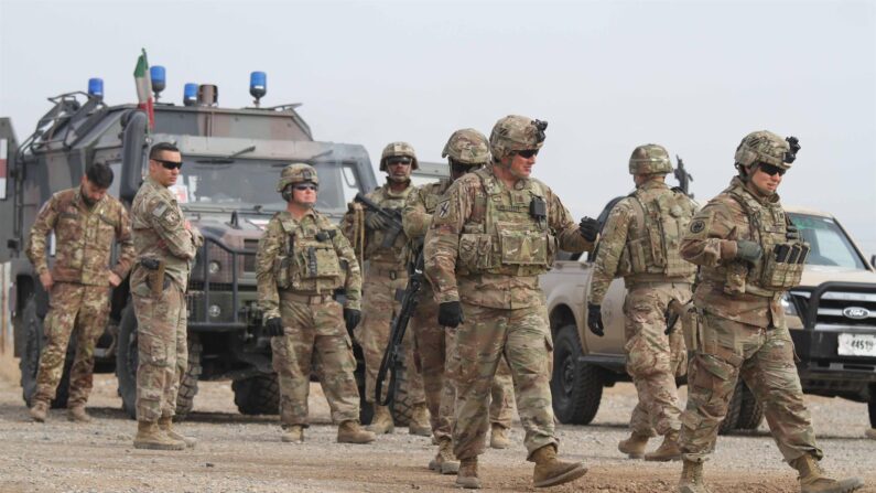 Vista de soldados estadounidenses en labores de seguridad en Afganistán. (EFE/Jalil Rezayee/Archivo)
