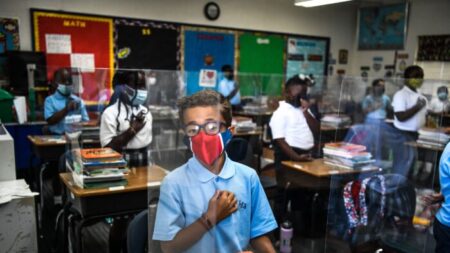 Florida retiene fondos a 2 distritos escolares por el uso obligatorio de mascarilla