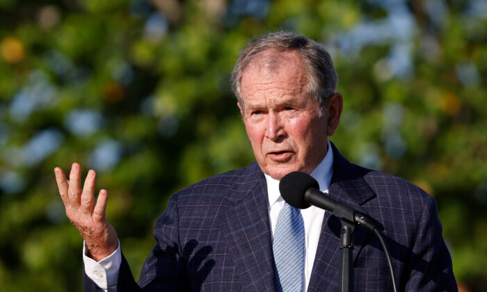 El expresidente de EE. UU. George W. Bush habla durante la ceremonia de izado de la bandera antes de la Copa Walker en el Seminole Golf Club en Juno Beach (Florida) el 7 de mayo de 2021. (Cliff Hawkins/Getty Images)