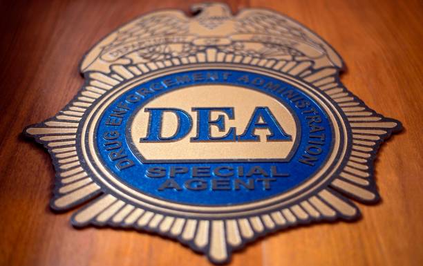 En la Oficina de la Administración de Control de Drogas (DEA, por sus siglas en inglés) de EE.UU. se muestra un logotipo que dice Agente especial de la DEA, el 29 de mayo de 2019, en la ciudad de Nueva York. (JOHANNES EISELE/AFP a través de Getty Images)