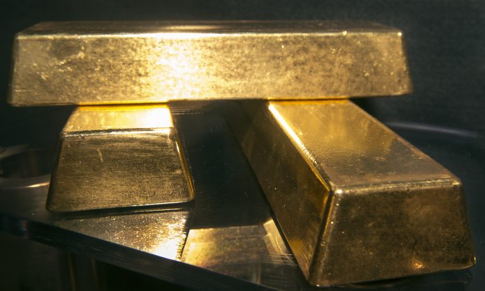 Tres lingotes de oro fino de 400 onzas troy o 28 libras cada uno, con un valor combinado de más de 1,5 millones de dólares estadounidenses, se exhiben en la Oficina de Grabado e Impresión (BEP) en Washington, D.C. (Paul J. Richards/AFP/Getty Images)