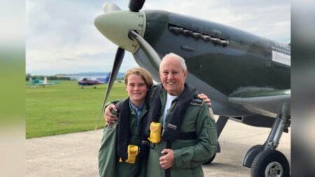 Niño de 12 años ayuda a su abuelo a cumplir su sueño de volar un Spitfire en su 80º cumpleaños