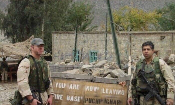 El teniente coronel Omar Hamada (der.), antiguo miembro de las Fuerzas Especiales de Estados Unidos, aparece en una fotografía de archivo de 2002 en Afganistán. (Cortesía de Omar Hamada)