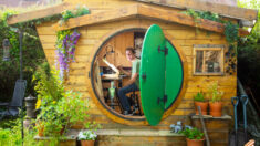 Hombre construye una «casa de Hobbit» en su patio para cumplir su sueño de infancia