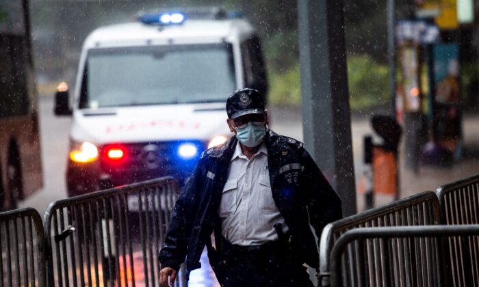 La policía monta guardia en Hong Kong el 30 de julio de 2021. (Isaac Lawrence/AFP vía Getty Images)