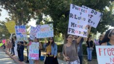 Cientos de trabajadores de la salud en California protestan contra las órdenes de vacunación