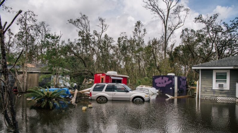 Un vehículo y casas hundidas en la inundación en Barataria, Louisiana, el 31 de agosto de 2021. (Brandon Bell/Getty Images)
