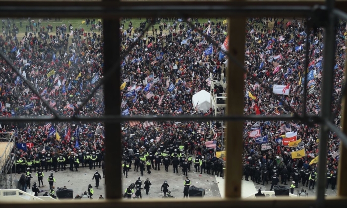 Policía y manifestantes frente a la cúpula del Capitolio de EE.UU., en Washington, el 6 de enero de 2021. (Olivier Douliery/AFP vía Getty Images)