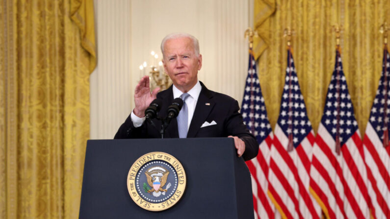 El presidente Joe Biden pronuncia un discurso sobre el empeoramiento de la crisis en Afganistán desde la Sala Este de la Casa Blanca en Washington, el 16 de agosto de 2021. (Anna Moneymaker/Getty Images)