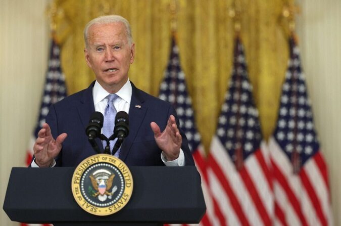 El presidente de Estados Unidos, Joe Biden, pronuncia un discurso durante un evento en la Sala Este de la Casa Blanca en Washington el 12 de agosto de 2021. (Alex Wong/Getty Images) 