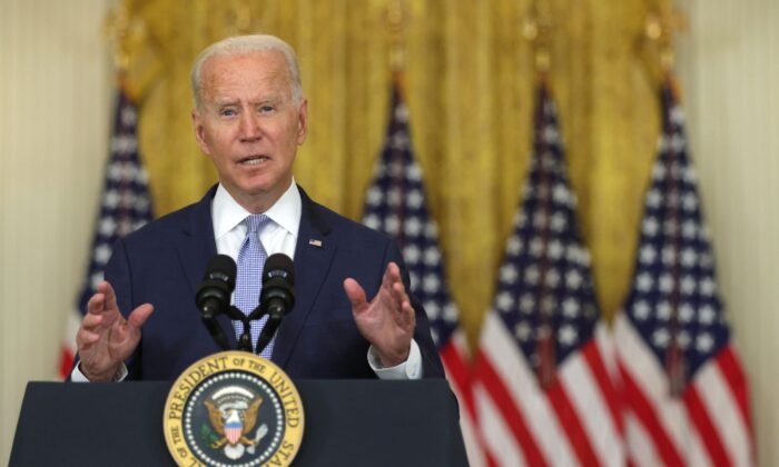 El presidente de Estados Unidos, Joe Biden, pronuncia un discurso durante un evento en la Sala Este en la Casa Blanca en Washington, el 12 de agosto de 2021. (Alex Wong/Getty Images)