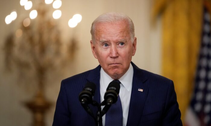 El presidente de Estados Unidos, Joe Biden, habla sobre la situación en Afganistán en la Sala Este de la Casa Blanca en Washington el 26 de agosto de 2021. (Drew Angerer/Getty Images)