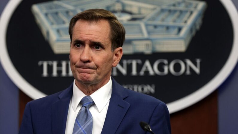 El secretario de prensa del Departamento de Defensa, John Kirby, habla durante una sesión informativa en el Pentágono en Arlington, Virginia, el 16 de agosto de 2021. (Alex Wong/Getty Images)