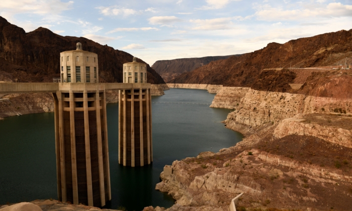 Imagen de la Presa Hoover en el río Colorado, en la frontera entre los estados de Nevada y Arizona, el 19 de julio de 2021. Las torres de toma de agua para generar electricidad y proporcionar energía hidroeléctrica en pie durante los bajos niveles de agua debido a la sequía en el oeste del país. (Patrick T. Fallon/AFP vía Getty Images)