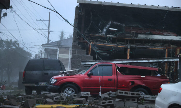 Vehículos dañados tras el derrumbe de la fachada de un edificio durante el paso del huracán Ida, en Nueva Orleans, Luisiana, el 29 de agosto de 2021. (Scott Olson/Getty Images)