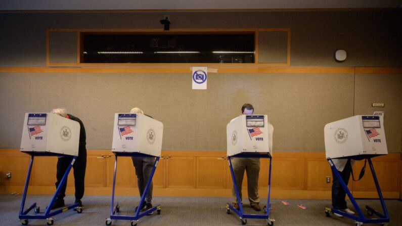 Votantes en las cabinas de un centro de votación en una foto de archivo. (Ed Jones/AFP vía Getty Images)