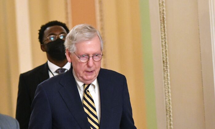 El líder de la minoría del Senado Mitch McConnell (R-Ky.) en Washington el 7 de agosto de 2021. (Mandel Ngan/AFP vía Getty Images)