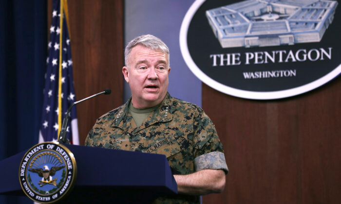 El general de la Infantería de Marina, Kenneth F. McKenzie, comandante del Mando Central de EE.UU., habla en una conferencia de prensa en el Pentágono en Arlington (Virginia), el 13 de marzo de 2020. (Chip Somodevilla/Getty Images)