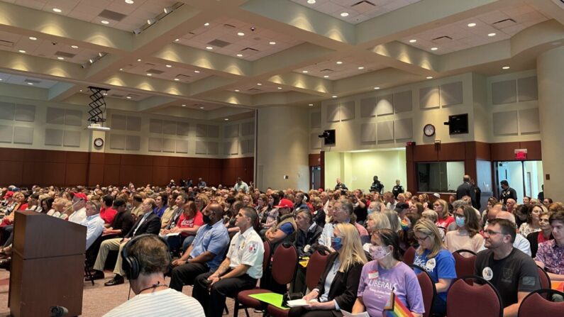 La reunión de la junta escolar del 22 de junio en el condado de Loudoun, Va., estuvo repleta. Doscientas personas se registraron para hablar. (Terri Wu/The Epoch Times)