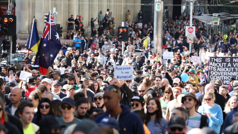 Miles de personas se reúnen en el CBD de Melbourne para proteger las restricciones de bloqueo en Melbourne, Australia, el 21 de agosto de 2021. (Getty Images)