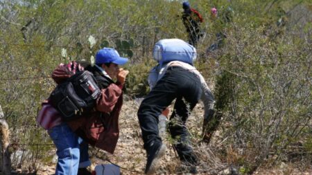 40% de inmigrantes ilegales liberados en ciudad de Texas dieron positivo para COVID-19: funcionarios