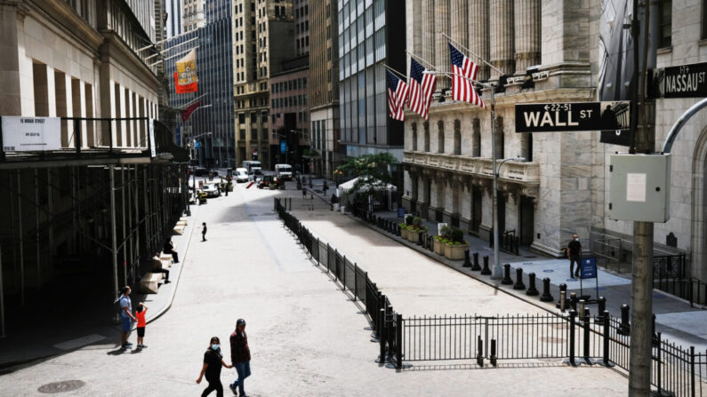 Personas caminando cerca de la Bolsa de Valores de Nueva York (NYSE), el 15 de junio de 2020. (Spencer Platt/Getty Images)