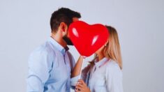 Reacción de mujer al recibir un globo que le regaló  su esposo conmueve a usuarios de redes sociales