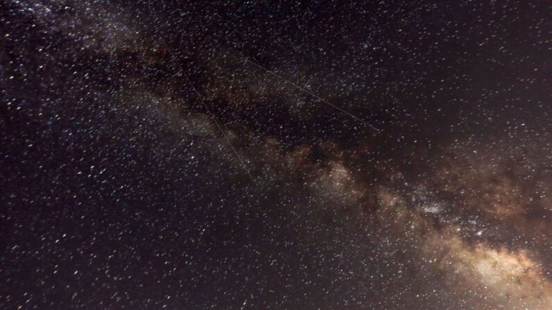 Una imagen tomada a últimas horas del 12 de agosto de 2018 muestra meteoros cruzando el cielo nocturno más allá de la Vía Láctea durante el espectáculo anual de meteoros "Perseidas", en la zona montañosa de Tannourine, en el norte del Líbano. (JOSEPH EID/AFP vía Getty Images)