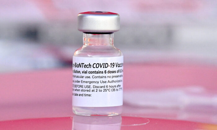 Un vial de la vacuna COVID-19 de Pfizer-BioNTech en una clínica de vacunación en el barrio de Arleta de Los Ángeles, California, el 23 de agosto de 2021. (Robyn Beck/AFP vía Getty Images)